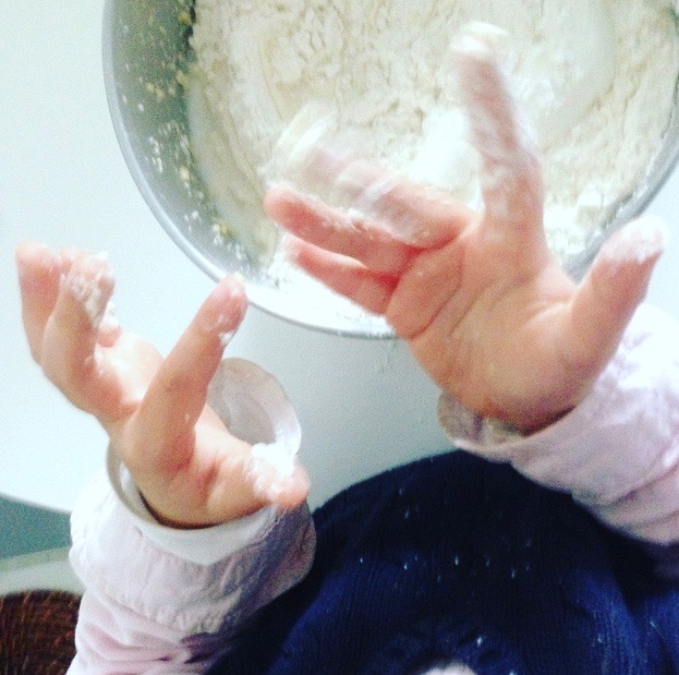 Milch und Mehl hinzugeben und nur noch verrühren - dann ist der Teig für den Regenbogenkuchen angerührt