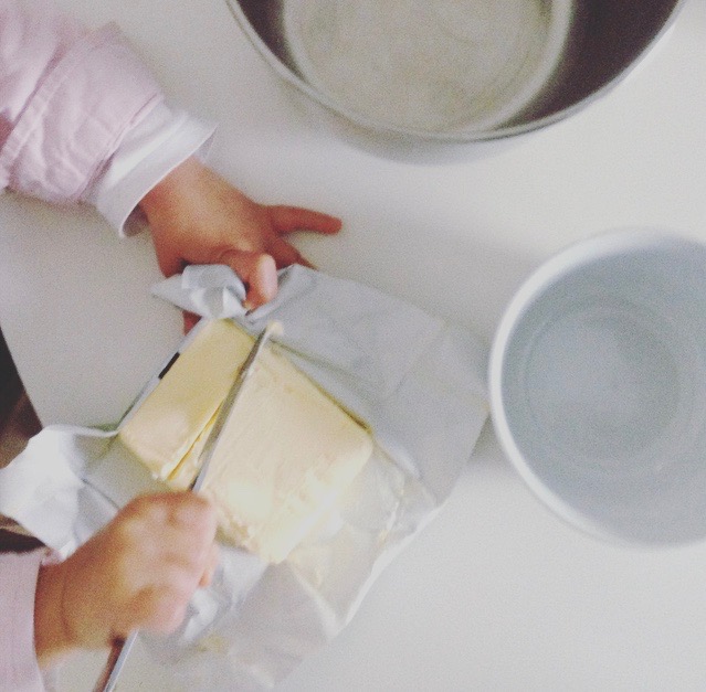 Regenbogentorte - mit Kindern backen - selber Butter schneiden