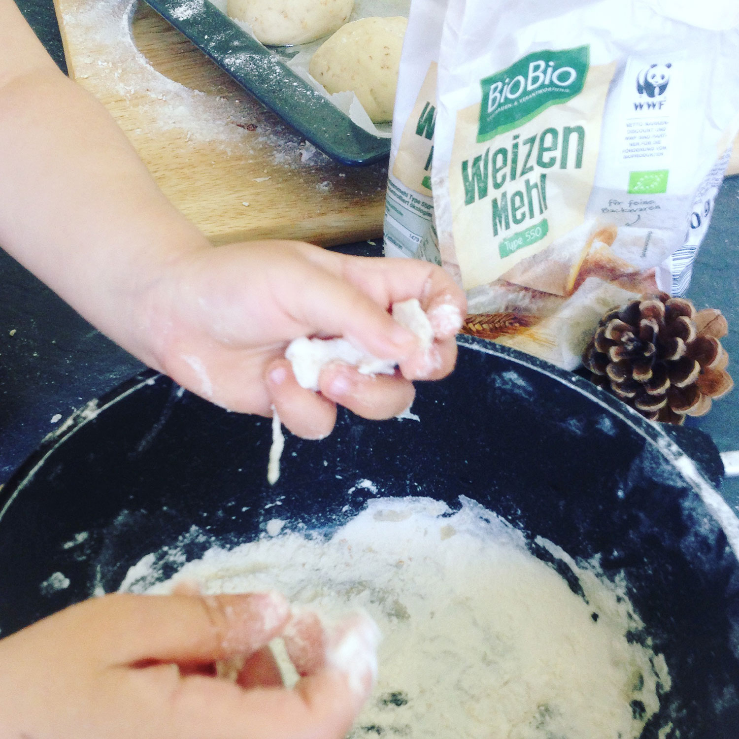 Brötchen selber backen - gesundes Brötchenrezept aus Dinkel- und Weizenmehl - Bio Brötchen - Rezepte für Kinder - Backen mit Kindern