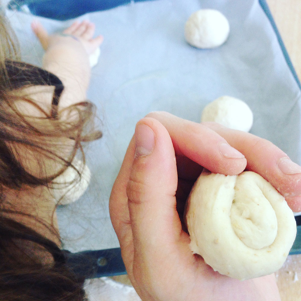 Brötchen selber backen - gesundes Brötchenrezept aus Dinkel- und Weizenmehl - Bio Brötchen - Rezepte für Kinder - Backen mit Kindern