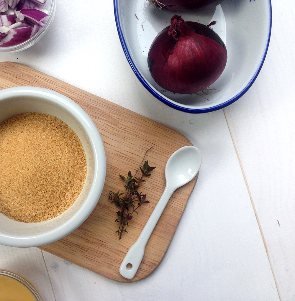 Hustensaft mit Zwiebeln, Zucker oder Honig und Thymian ganz einfach selber machen, schnell und natürlich