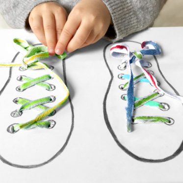 Kleine Geschichten - Basteln mit Kindern - das Schnürsenkelspiel - Schuhe binden üben mit Kindern